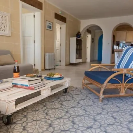 Charming With Large Terrace And Sea Views Apartmán