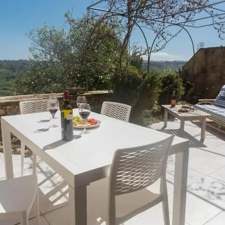 Charming With Large Terrace And Sea Views Apartmán *